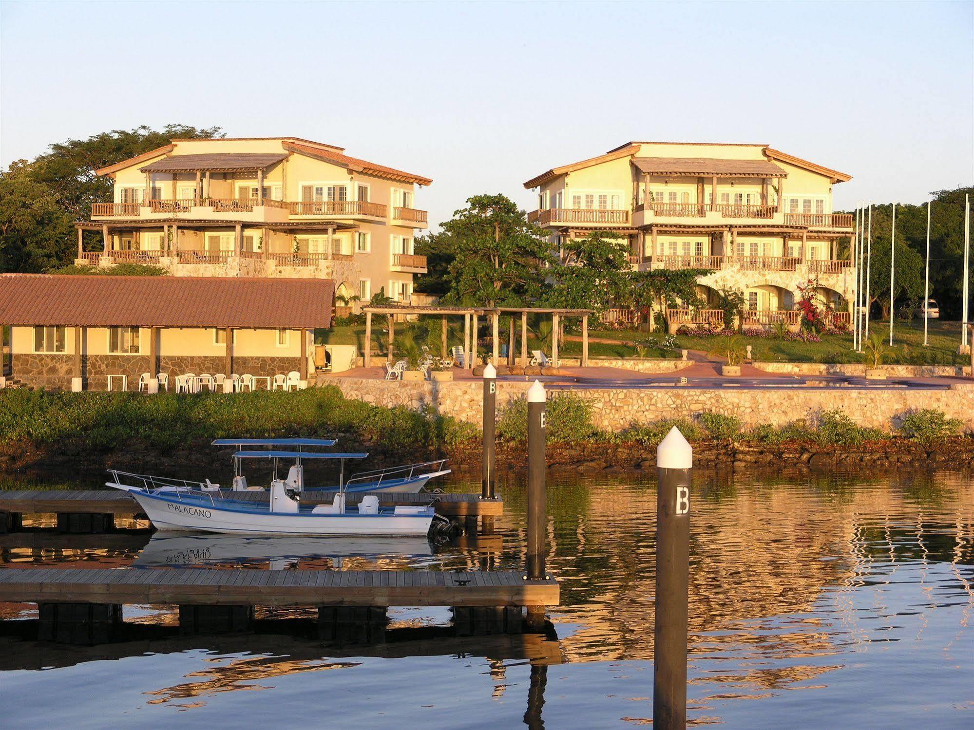 Marina Puesta Del Sol Hotel Aposentillo Exterior photo